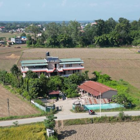 Hotel Tree Tops- A Serene Friendly Hotel In Sauraha Chitwan Ngoại thất bức ảnh